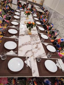 卡薩布蘭卡的住宿－Maarif Elite Suites，一张长长的桌子,上面有白色的板子