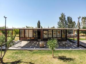 Casa con paredes de cristal y patio en Vista Chachingo Lodge en Maipú