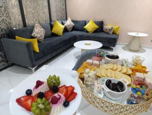 卡薩布蘭卡的住宿－Maarif Elite Suites，客厅,餐桌上放着一盘食物