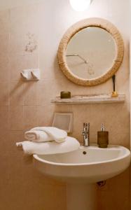 uma casa de banho com um lavatório e um espelho em Kamara Apartments Marmari em Marmari