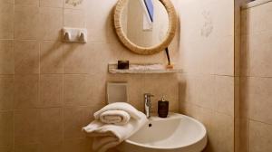uma casa de banho com um lavatório e um espelho em Kamara Apartments Marmari em Marmari