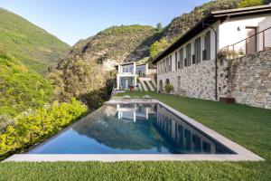 een zwembad in de tuin van een huis bij Ca’ Scaì Agrifugium Elià in Tignale