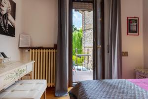 1 dormitorio con 1 cama y puerta corredera de cristal en Maxi Paradiso, en Torricella