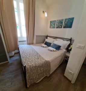 1 dormitorio con 1 cama con 2 toallas en Soggiorno dell Agnolo, en Florencia