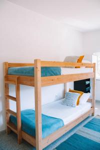 Двухъярусная кровать или двухъярусные кровати в номере Just Like Home - Casa Antonio em Paredes de Coura
