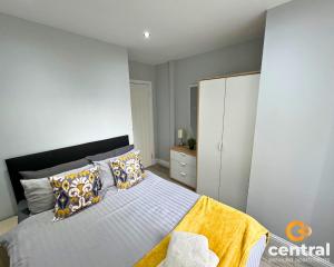 En eller flere senge i et værelse på 2 Bedroom Apartment by Central Serviced Apartments - Ground Floor - Monthly & Weekly Bookings Welcome - FREE Street Parking - Close to Centre - 2 Double Beds - WiFi - Smart TV - Fully Equipped - Heating 24-7