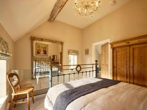 Кровать или кровати в номере 1 Kingswood Cottage