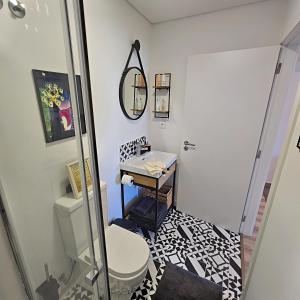 ein Bad mit einem WC und einem Waschbecken in der Unterkunft Sé Velha Exclusive Suite - Authentic Coimbra in Coimbra