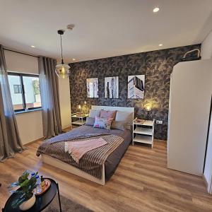 een slaapkamer met een kingsize bed in een kamer bij Sé Velha Exclusive Suite - Authentic Coimbra in Coimbra
