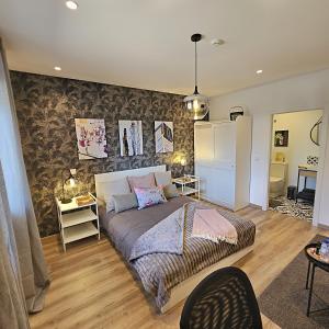 een slaapkamer met een bed in een kamer bij Sé Velha Exclusive Suite - Authentic Coimbra in Coimbra
