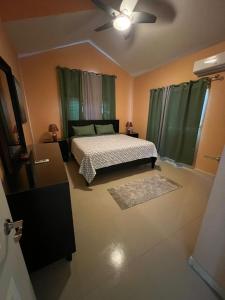 Caymanas Dream Vacation Home房間的床