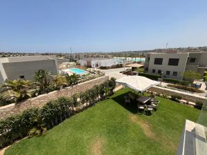 艾因蘇赫納的住宿－Azha Luxury vacation villa Ain sokhna - families only，后院的顶部景色,后院设有草坪和建筑