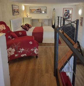 una camera con letto e una scala con letto a castello di LOFT BORGO 13 a Como