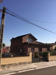 una casa al lado de una calle en California House in Canyelles by HLCLUB Agency, en Canyelles