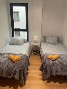 2 łóżka pojedyncze w pokoju z oknem w obiekcie Apartamento en Olvan 3 - ALBERGA w mieście Olvan