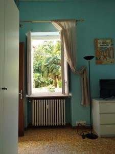 um quarto com uma janela com um radiador e um candeeiro em Del Nobile Apartment em Turim