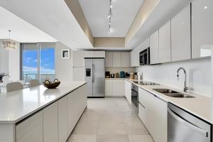 Million Dollar Penthouse with Pool Amazing Views的厨房或小厨房