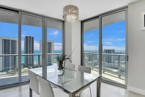Million Dollar Penthouse with Pool Amazing Views的阳台或露台