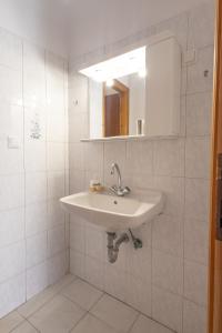 Kalamaki的住宿－Tropical Beach A1，白色的浴室设有水槽和镜子