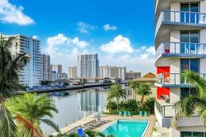 哈兰代尔海滩Million Dollar Penthouse with Pool Amazing Views的从建筑物的阳台上欣赏城市景观