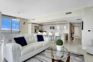 哈兰代尔海滩Million Dollar Penthouse with Pool Amazing Views的白色的客厅配有白色的沙发和桌子
