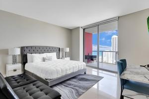 En eller flere senge i et værelse på Million Dollar Penthouse with Pool Amazing Views