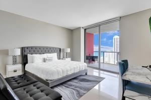 哈兰代尔海滩Million Dollar Penthouse with Pool Amazing Views的一间卧室配有一张床、一张桌子和一张沙发 更多37张照片