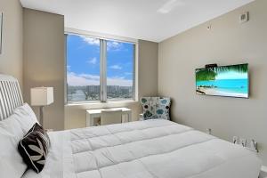 Million Dollar Penthouse with Pool Amazing Views的电视和/或娱乐中心