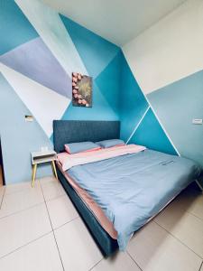 a bed in a room with a blue wall at 綠島極光輕旅 配合補助 船票 體驗潛水 藍洞秘境套裝行程 in Green Island