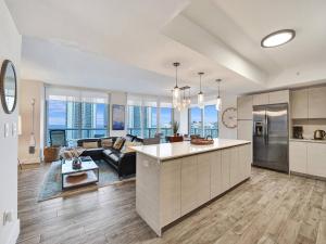 cocina grande y sala de estar con sofá en Luxury Waterfront Suite with Great Views en Hallandale Beach
