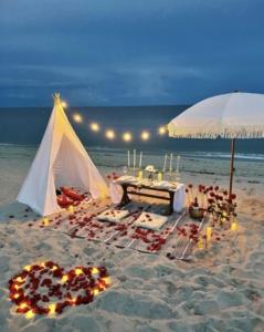 Tienda en la playa con mesa y velas en Luxury Waterfront Suite with Great Views en Hallandale Beach