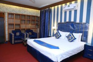 Säng eller sängar i ett rum på Hotel palm east lahore
