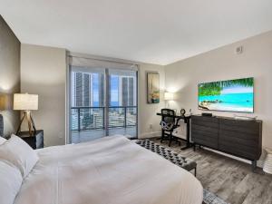1 dormitorio con 1 cama y TV de pantalla plana en Luxury Waterfront Suite with Great Views en Hallandale Beach