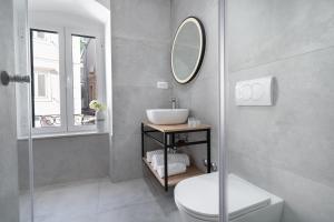 bagno con lavandino, servizi igienici e specchio di Bed and Breakfast Palac a Baška Voda