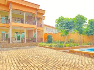 un gran edificio con una piscina frente a él en Luxurious very spacious 6 bedrooms villa with pool located in Gacuriro,close to simba center and a 12mins drive to downtown kigali en Kigali