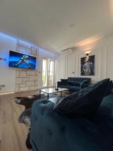 sala de estar con 2 sofás y TV de pantalla plana en Daphne Luxe Retreat -Sea View-King size bed-, en Supetar