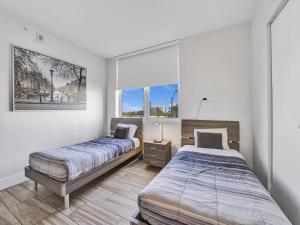 Un dormitorio con dos camas y una ventana. en Luxury Waterfront Suite, en Hallandale Beach 69 fotos más