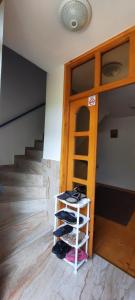 una habitación con una puerta y un estante con zapatos en Honey Apartments, en Visoko