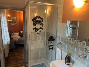 een badkamer met een douche en een wastafel bij HOTEL Kuruc Panzio TARPA Kossuth utca 25E 
