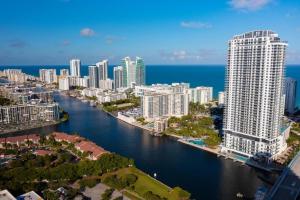 Una vista aérea de una ciudad con un río y edificios. en Top Floor Luxury Penthouse with Private Roof Deck, en Hallandale Beach