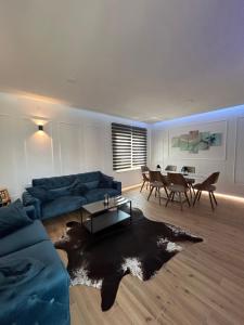 een woonkamer met een blauwe bank en een tafel bij Daphne Luxe Retreat -Sea View-King size bed- in Supetar