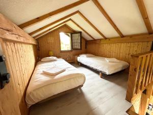 Zimmer mit 2 Betten in einem Holzhaus in der Unterkunft La Lauzière in Grésy-sur-Isère