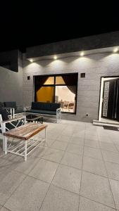 a room with a couch and a table and a bench at منتجعات رغيد الفندقية الزهرة in Hail