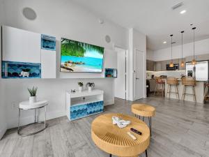 Una sala de estar con una mesa y una cocina. en Top Floor Luxury Penthouse with Private Roof Deck, en Hallandale Beach