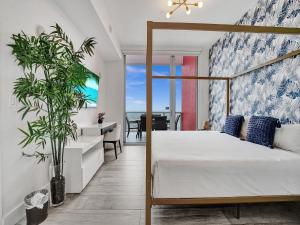 Un dormitorio con una cama y vista al mar. en Top Floor Luxury Penthouse with Private Roof Deck, en Hallandale Beach 86 fotos más