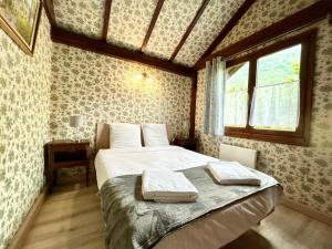 ein Schlafzimmer mit einem Bett mit zwei Handtüchern darauf in der Unterkunft La Lauzière in Grésy-sur-Isère