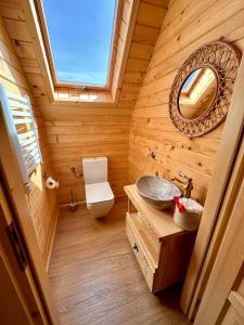 Baño de madera con lavabo y espejo en Sielska Chata Beskidy, en Zawoja