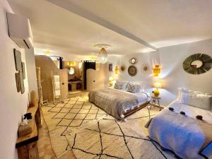 ブマルヌにあるRiad Sahara Stars Dadesの広いベッドルーム(ベッド1台、ラグ付)