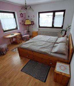 Un pat sau paturi într-o cameră la Herberge am Galgenberg