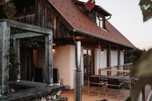 Casa con terraza con mesa y sillas en Ferienhäuser "Am Grassnitzberg", en Spielfeld